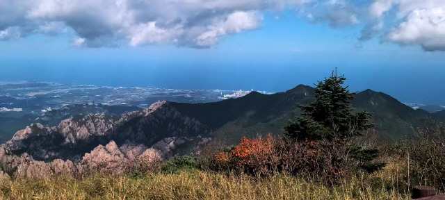 ▲ 지난달 30일 올가을 첫 단풍이 관측된 강원 설악산에 1일 단풍이 물들기 시작하고 있다. 사진은 중청대피소에서 바라본 설악산 일원 모습. [설악산국립공원사무소 제공]