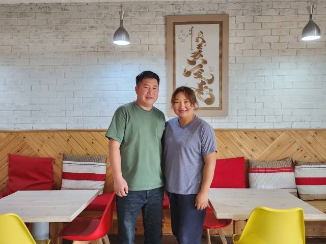 몽골 베텔센터 설립자 간바드 앗쉬흐(46) 목사와 고르반촐른 다와(45)씨가 지난 20일 울란바토르의 센터 내 카페에서 포즈를 취하고 있다.