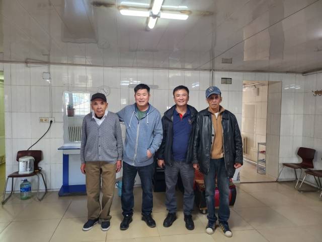 간바드 앗쉬흐(왼쪽 두 번째) 목사가 지난 20일 베텔센터 사무실에서 동역자와 함께 기념사진을 찍고 있다.