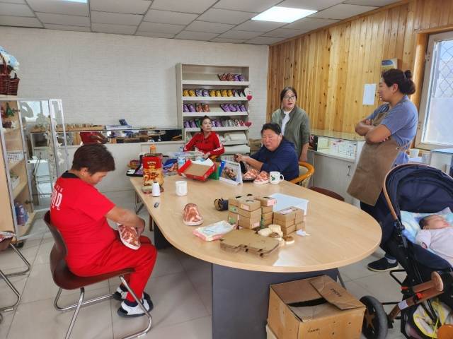 몽골 베텔센터 입소자들이 공방에서 양털로 공예품을 제작하고 있다.