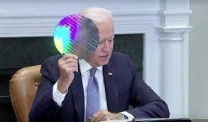 조 바이든 대통령이 회의에서 실리콘 웨이퍼를 들고 발언하는 모습