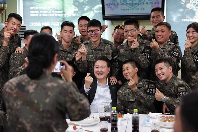 [연천=뉴시스] 윤석열 대통령이 1일 경기도 연천군 육군 제25사단 한 소초에서 열린 간담회에서 장병들과 기념촬영하고 있다. (사진=대통령실 제공) 2023.10.01. *재판매 및 DB 금지