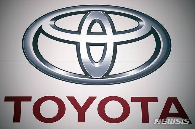 [도쿄=AP/뉴시스]일본의 대표적인 기업 중 하나인 도요타자동차가 경험이 많은 중도인재(경력직 인력)의 채용을 강화하고 있다. 사진은 일본 도쿄의 한 도요타 판매점에 있는 도요타 로고. 2023.09.25.
