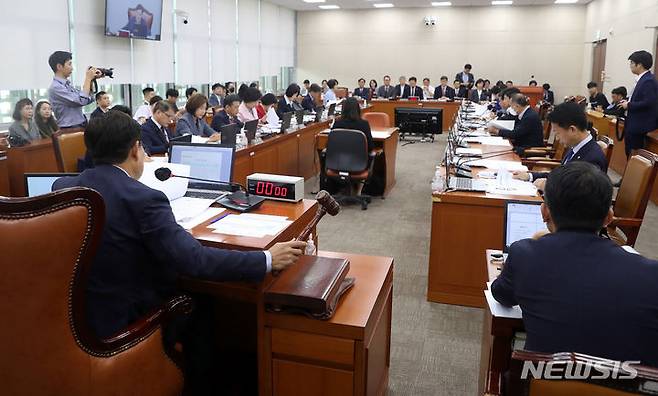 [서울=뉴시스] 추상철 기자 = 지난달 21일 오전 서울 여의도 국회에서 보건복지위원회 전체회의가 열리고 있다. 2023.09.21. scchoo@newsis.com
