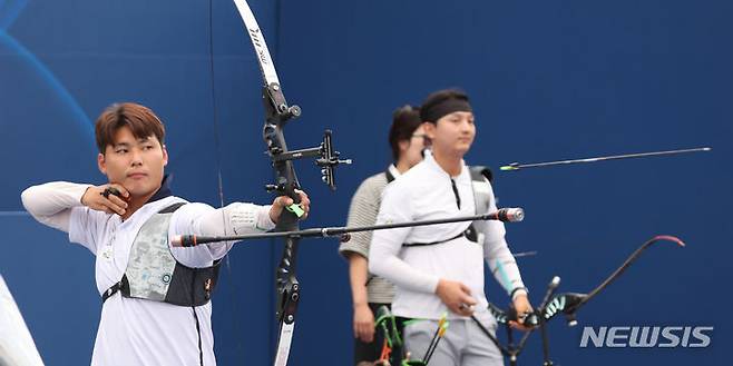 [서울=뉴시스] 조수정 기자 = 3일 서울 용산구 전쟁기념관에서 열린 현대자동차 정몽구배 한국양궁대회 2023 리커브 경기, 남자부 결승 이우석이 과녁을 향해 활을 쏘고 있다. 이우석은 이날 리커브 남자부 우승을 차지했다. 2023.09.03. chocrystal@newsis.com