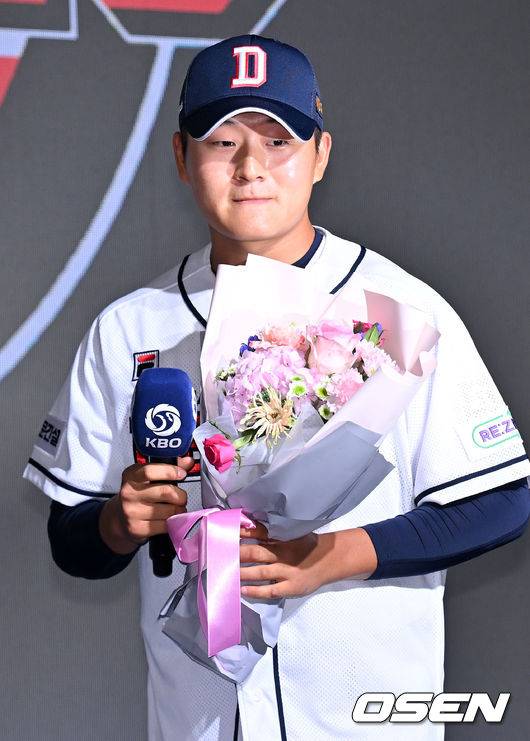 [OSEN=민경훈 기자]&nbsp; 2024 KBO리그 신인드래프트가 14일 오후 서울 중구 소공동 웨스틴조선호텔에서 열렸다. 1라운드 2순위로 지명된 인천고 김택연이 소감을 말하고 있다. 2023.09.14 /rumi@osen.co.kr