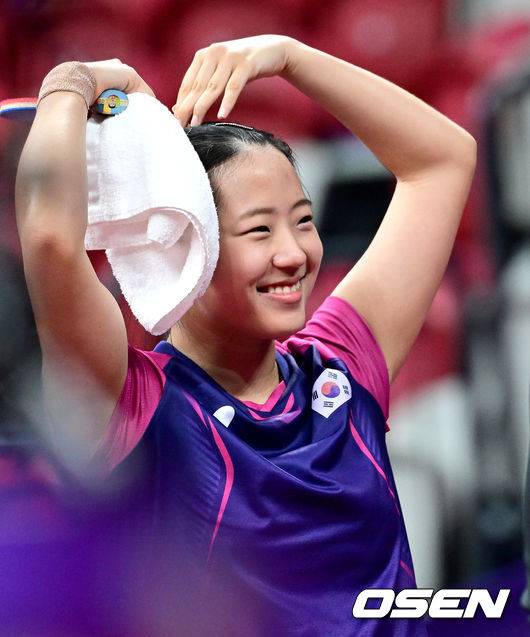 [OSEN=항저우(중국), 최규한 기자] 30일 오후 중국 항저우 궁수 캐널 스포츠파크 체육관에서 열린 ‘19회 항저우 아시안게임’ 여자 8강전 한국 신유빈과 대만 의 천쓰위의 경기, 신유빈이 4-1(6-11 11-9 11-7 11-7 11-3)로 승리하며 동메달을 확보했다.경기를 마치고 승리한 한국 신유빈이 관중석을 향해 인사 전하고 있다. 2022.09.30 / dreamer@osen.co.kr