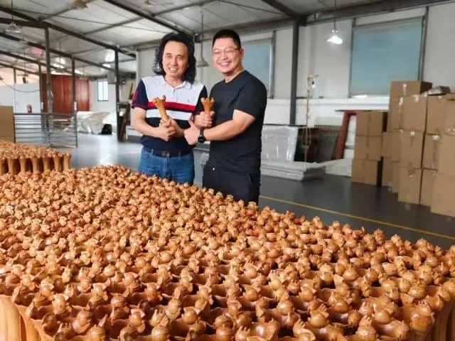 꽃병 시상품 아이디어를 제안하고 장인들과 직접 제작에 참여한 황샤오밍 동양목조각 무형문화재 전수자(왼쪽)와 꽃병을 디자인한 장원 중국미술학원 교수. 베이징청년보 캡처&nbsp;