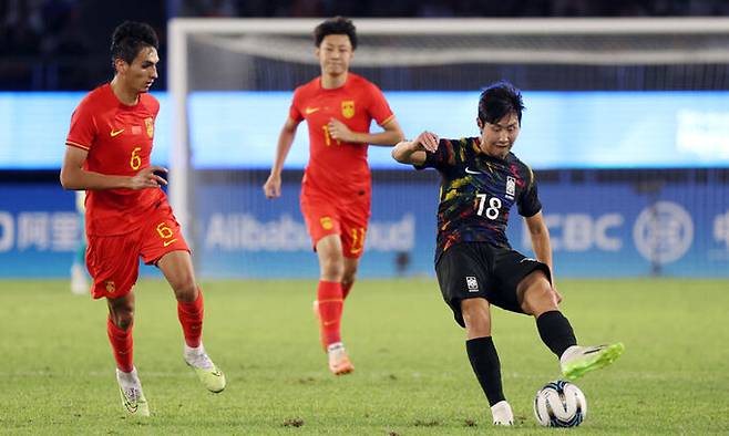 1일 중국 항저우 황룽 스포츠센터 스타디움에서 열린 2022 항저우 아시안게임 남자 축구 8강전 한국 대 중국 경기, 후반전 한국 이강인이 패스를 하고 있다. 뉴시스