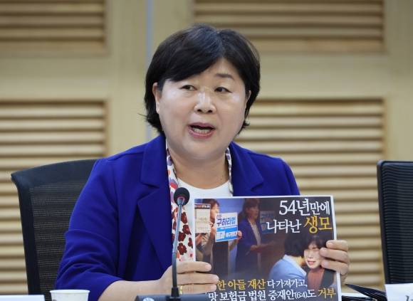 인사말 하는 서영교 의원 - 더불어민주당 서영교 의원이 21일 국회 의원회관에서 열린 ‘구하라법’ 통과를 위한 정책토론회 - 양육하지 않은 부모는 상속 자격이 없다에서 인사말을 하고 있다. 연합뉴스