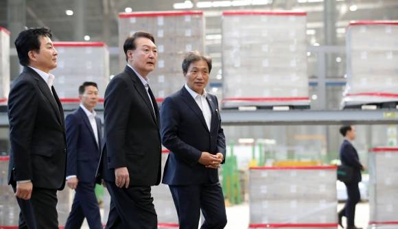 윤석열 대통령, 인천공항 화물터미널 수출현장 방문 - 윤석열 대통령이 추석 연휴 첫날인 28일 오후 영종도 인천국제공항 대한항공 화물터미널을 방문해 항공 화물 수출 현장을 둘러보며 이학재 인천국제공항공사 사장(오른쪽)과 대화하고 있다. 2023.9.28 대통령실통신사진기자단