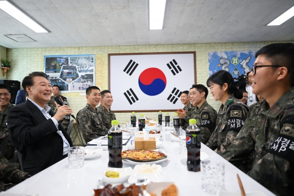 윤석열 대통령, 추석 연휴 중 전방부대 장병들 만나 - 윤석열 대통령이 추석 연휴 중인 1일 경기도 연천군 육군 제25사단의 한 소초에서 열린 장병들과의 간담회에서 발언하고 있다.  2023.10.1  대통령실 제공