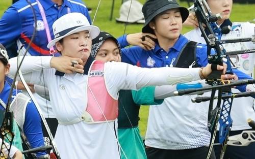 한국 양궁 여자 리커브 대표팀 강채영이 30일 중국 항저우 푸양 인후 스포츠센터 양궁장에서 2022 항저우 아시안게임 양궁 리커브 여자 개인 예선을 하루 앞두고 공식 연습을 하고 있다. 2023.9.30 항저우 연합뉴스