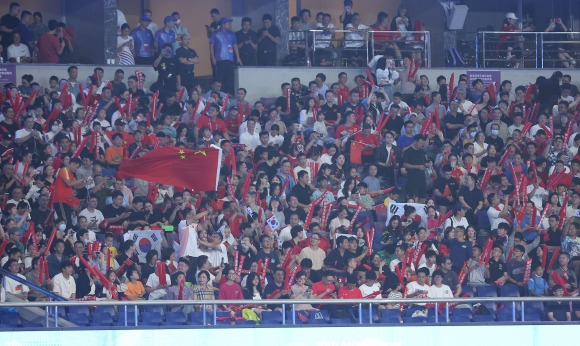 한중전 시작 - 1일  2022 항저우 아시안게임 남자 축구 8강전 한국과 중국의 경기가 열리는 중국 항저우 황룽 스포츠센터 스타디움에 한국 응원단이 중국 관중들 사이에서 응원을 하고 있다. 2023.10.1 연합뉴스