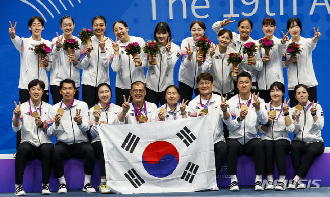 여자 배드민턴 대표팀이 1일 단체전에서 금메달을 차지하고 기념촬영을 하고 있다. /사진=뉴시스