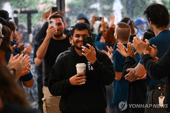 아이폰15 시리즈가 출시된 지난 22일 로스앤젤레스 애플스토어 [AFP 연합뉴스 자료사진. 재판매 및 DB 금지]