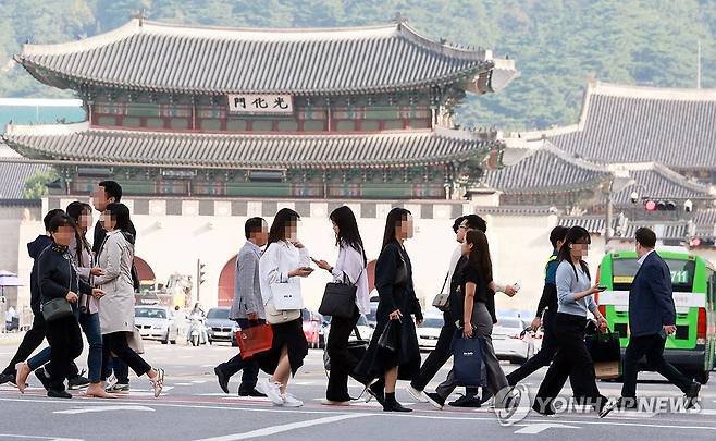 초가을 일교차... 한층 두터워진 옷차림 [연합뉴스 자료사진]