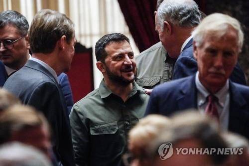 美 상원 의원들과 대화하는 젤렌스키 (워싱턴DC EPA=연합뉴스) 볼로디미르 젤렌스키 우크라이나 대통령(가운데)이 21일(현지시간) 미국 워싱턴DC 의회에서 상원의원들과 회동한 후 대화하고 있다. 이날 젤렌스키 대통령은 의회 상·하원 지도부를 만나 자국에 대한 미국의 지원을 호소했다. 2023.09.22