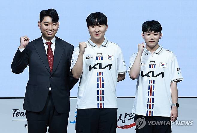 'e스포츠' 국가대표, FIFA 온라인 4 선수단 (서울=연합뉴스) 홍해인 기자 = 28일 서울시청 다목적홀에서 열린 2022 항저우 아시안게임(AG) e스포츠 국가대표팀 출정식에서 대표팀 FIFA 온라인 4 종목 선수단이 기념촬영을 하고 있다. 
   왼쪽부터 신보식 감독, 곽준혁, 박기영. 2023.8.28 hihong@yna.co.kr