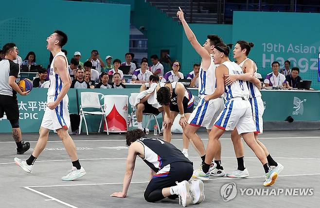 한국 3대3 남자농구 결승 좌절 (항저우=연합뉴스) 형민우 기자 = 1일 중국 저장성 후저우 더칭 농구코트에서 열린 2022 항저우 아시안게임 3대3 농구 남자 한국과 대만의 준결승전에서 한국 대표팀이 대만에 져 안타까운 표정을 짓고 있다. 2023.10.1 minu21@yna.co.kr