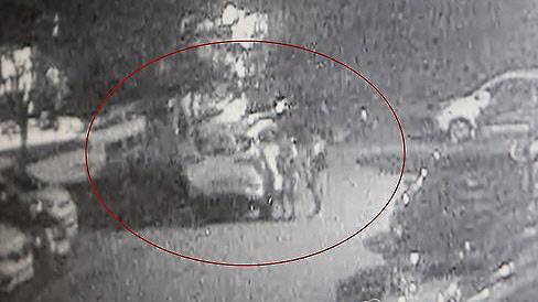 양부모가 6살 딸의 시신을 유기할 당시인 2016년 9월 30일 오후 10시께 아파트 앞 폐쇄회로(CC)TV에 포착된 장면, 피의자로 추정되는 인물들이 무언가를 차에 싣고 있다 (사진=연합뉴스)