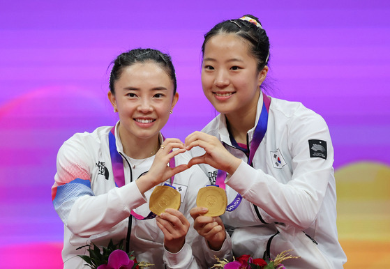 2일 중국 항저우 궁수 캐널 스포츠파크 체육관에서 열린 19회 항저우 아시안게임 탁구 여자 복식 결승전에서 북한 차수영-박수경을 이기고 금메달을 획득한 신유빈-전지희가 시상식 후 포즈를 취하고 있다. 〈사진=연합뉴스〉