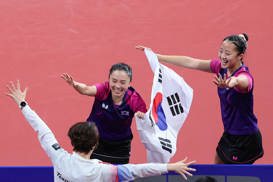 2일 중국 항저우 궁수 캐널 스포츠파크 체육관에서 열린 19회 항저우 아시안게임 탁구 여자 복식 결승전에서 한국 신유빈-전지희가 북한 차수영-박수경을 상대로 승리하며 금메달을 확정 짓고 환호하고 있다. 〈사진=연합뉴스〉