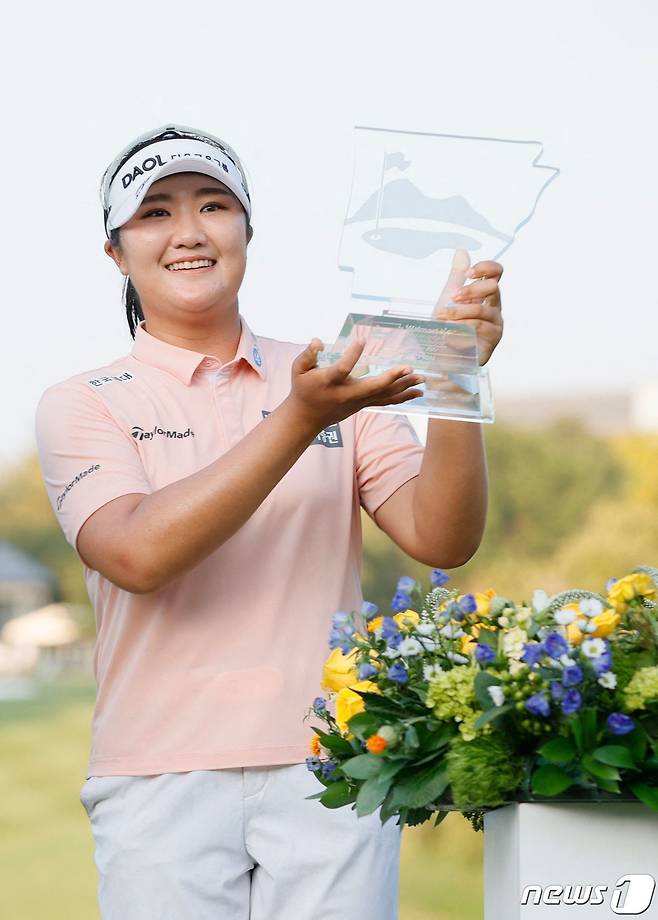 유해란이 2일(한국시간) 열린 LPGA투어 아칸소 챔피언십에서 우승한 뒤 트로피를 들어보이고 있다. ⓒ AFP=뉴스1