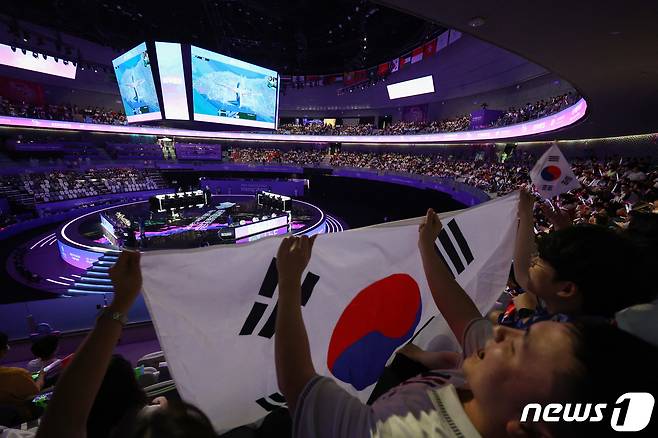 1일 오후 중국 항저우 e스포츠 주경기장에서 열린 2022 항저우 아시안게임 e스포츠 배틀그라운드 모바일 경기에서 관중들이 한국 선수들을 응원하고 있다. 2023.10.1/뉴스1 ⓒ News1 신웅수 기자