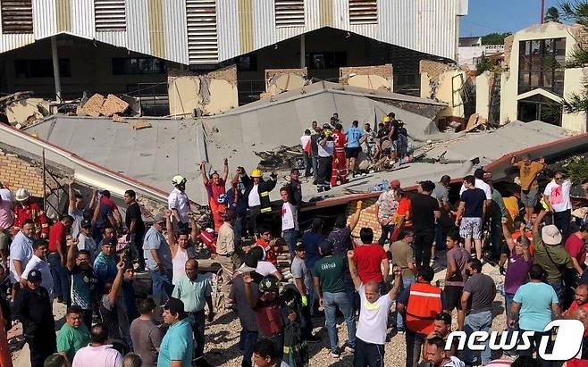 멕시코 성당 붕괴 현장에서 구조 작업에 나서고 있는 시민들. ⓒ AFP=뉴스1 ⓒ News1 박형기 기자