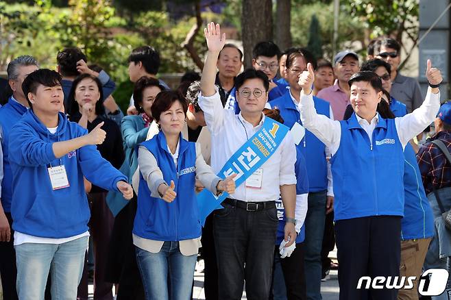 홍익표 더불어민주당 원내대표가 2일 오후 서울 강서구 등촌사거리에서 진교훈 강서구청장 보궐선거 후보 지원 유세를 하고 있다. 2023.10.2/뉴스1 ⓒ News1 황기선 기자