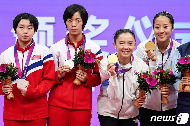 신유빈-전지희와 북한 차수영-박수경이 2일 중국 항저우 궁수 캐널 스포츠파크 체육관에서 열린 2022 항저우 아시안게임 탁구 여자 복식 시상식에서 나란히 시상대에 올라 메달을 들어보이고 있다. 신유빈-전지희 조는 결승에서 북한 차수영-박수경 조를 게임 스코어 4-1(11-6 11-4 10-12 12-10 11-3)로 꺾고 금메달을 차지했다. 이는 2002년 부산 아시안게임 석은미-이은실 이후 21년 만의 아시안게임 여자 복식 금메달이다. 2023.10.2/뉴스1 ⓒ News1 유승관 기자