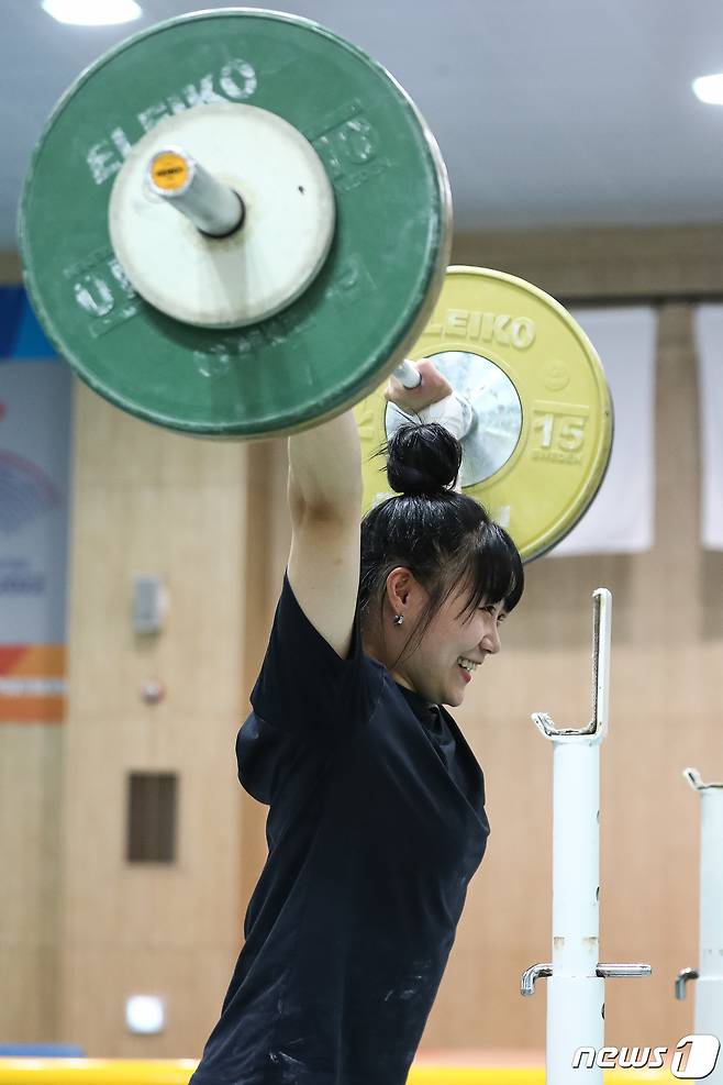 역도 국가대표 한지안이 2022 항저우 아시아경기대회 개막을 38일 앞둔 16일 충북 진천 국가대표 선수촌에서 훈련하고 있다. 2023.8.16/뉴스1 ⓒ News1 유승관 기자