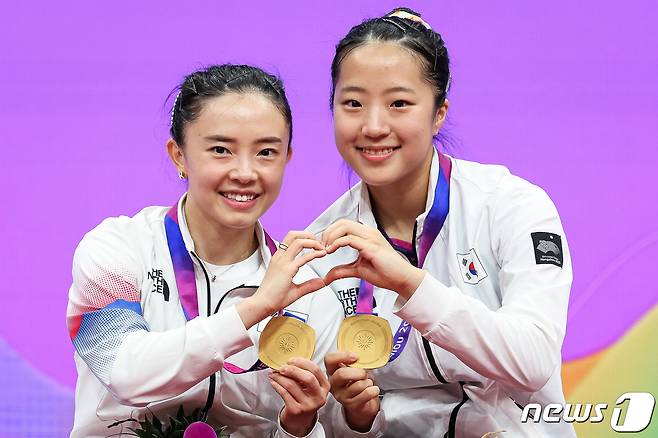 신유빈-전지희가 2일 중국 항저우 궁수 캐널 스포츠파크 체육관에서 열린 2022 항저우 아시안게임 탁구 여자 복식 시상식 후 하트를 그리며 포즈를 취하고 있다. 신유빈-전지희 조는 결승에서 북한 차수영-박수경 조를 게임 스코어 4-1(11-6 11-4 10-12 12-10 11-3)로 꺾고 금메달을 차지했다. 이는 2002년 부산 아시안게임 석은미-이은실 이후 21년 만의 아시안게임 여자 복식 금메달이다. 2023.10.2/뉴스1 ⓒ News1 유승관 기자