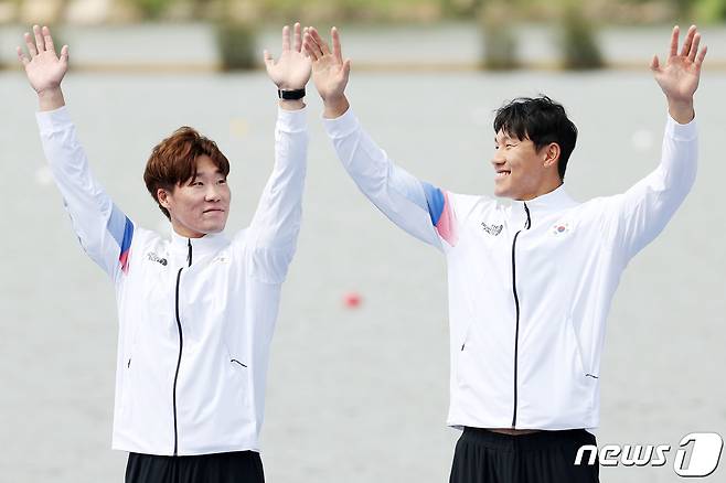 2일 오후 중국 항저우 푸양수상스포츠센터에서 열린 2022 항저우 아시안게임 남자 카약 2인승 500ｍ 결승에서 2위를 차지해 은메달을 획득한 조광희(왼쪽)와 장상원이 시상대에 올라 두 손을 번쩍 들어올리고 있다. 2023.10.2/뉴스1 ⓒ News1 민경석 기자