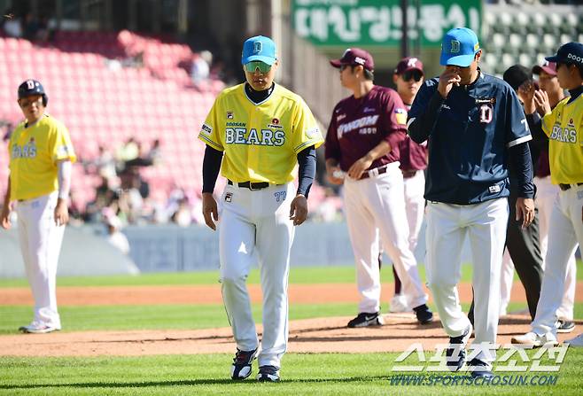 29일 잠실야구장에서 열린 키움과 두산의 경기, 두산 이승엽 감독이 1회말 1사 만루에서 양석환의 타구에 맞은 키움 장재영을 살피고 있다.  잠실=최문영 기자deer@sportschosun.com /2023.10.02/