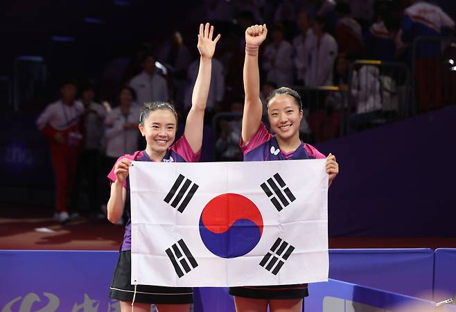 2일 중국 항저우 궁수 캐널 스포츠파크 체육관에서 열린 19회 항저우 아시안게임 탁구 여자 복식 결승전에서 한국 신유빈-전지희가 북한 차수영-박수경을 상대로 승리하며 금메달을 확정 짓고 기뻐하고 있다./김동환 기자