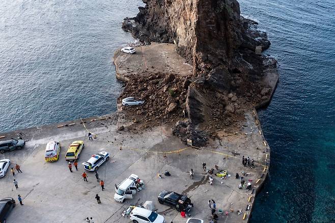 2일 오전 6시 56분쯤 경북 울릉군 서면 남양리 '통구미 거북바위' 머리 부분이 무너지는 사고가 발생해 소방대원들이 현장을 수습하고 있다. 이날 사고로 관광객 4명이 다쳐 병원으로 이송됐다. /울릉군 제공