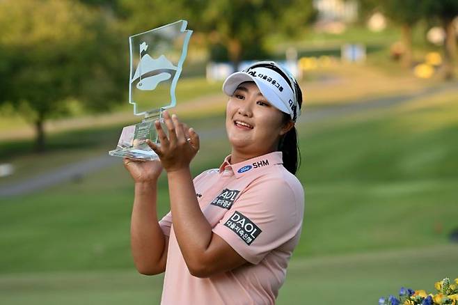 유해란이 아칸소 챔피언십 우승트로피를 들어올리고 있다. ⓒ AP=뉴시스