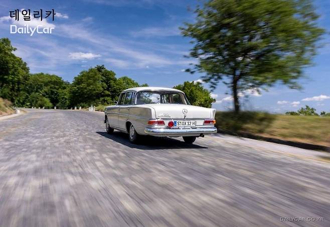 벤츠, W 110 (E 200), (테일핀), (1965년 생산된 E클래스 3세대 모델)