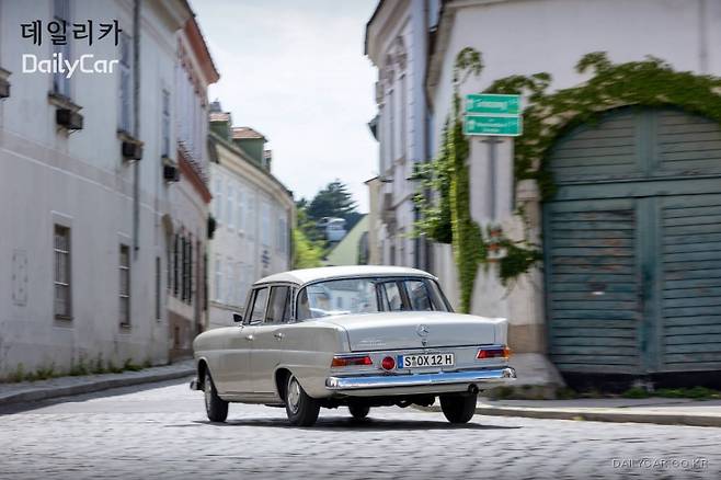 벤츠, W 110 (E 200), (테일핀), (1965년 생산된 E클래스 3세대 모델)