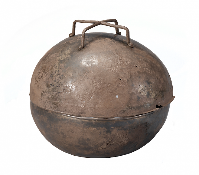 서봉총에서는 글귀가 적힌 은합도 출토됐는데, 이 은합은 장수왕 임기 고구려에서 만들어져 신라로 보내진 것으로 추정된다. 국립중앙박물관 제공