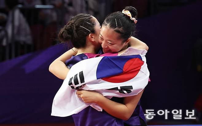 2일 중국 항저우 궁수 캐널 스포츠파크 체육관에서 열린 2022 항저우 아시안게임 탁구 여자 복식 결승전에서 신유빈-전지희 조가 
북한 차수영-박수경 조를 상대로 승리한 뒤 기뻐하고 있다. 항저우=김재명 기자 base@donga.com