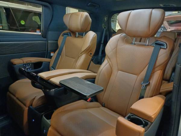 ▲알파드 2열에 탑재된 '이그제큐티브 라운지 시트'. 기본적인 리클라이닝, 틸팅을 포함해 차량의 편의사양을 조작할 수 있는 컨트롤러를 갖추고 있다. 사진은 내장된 테이블을 펼친 모습. 테이블 크기는 다소 작다. (이민재 기자 2mj@)