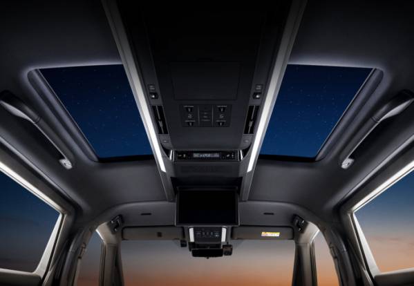 ▲천장에 위치한 대형 센터 콘솔. 독서등 등 다양한 기능을 조작할 수 있다. (사진제공=한국토요타자동차요)