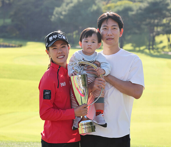 2023년 한국여자프로골프(KLPGA) 투어 대보 하우스디 오픈 우승을 차지한 박주영 프로가 아들, 남편과 함께 기념 촬영한 모습이다. 사진제공=KLPGA