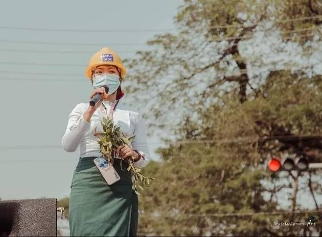 2021년3월 미얀마 제2도시 만달레이에서 열린 군부 쿠데타 규탄 시민 총궐기 집회에서 고등학교 교사인 뗏 수 흘라잉이 공무원들의 시민불복종운동 참여를 촉구하는 연설을 하고 있다. 그는 군부에 체포된 것으로 알려졌다. 한겨레 자료