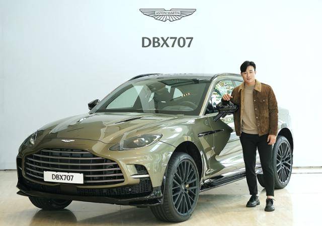 애스턴마틴은 메이저리거 김하성 선수에게 한국 체류기간 동안 'DBX707'을 제공한다고 9일 밝혔다. 애스턴마틴 제공