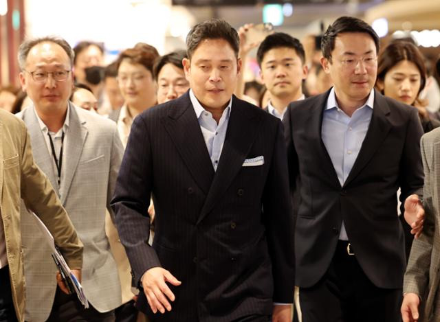 정용진 신세계 부회장이 지난 5월 3일 인천시 연수구 이마트 연수점을 찾아 새로 단장한 판매 부스로 이동하고 있다. 연합뉴스