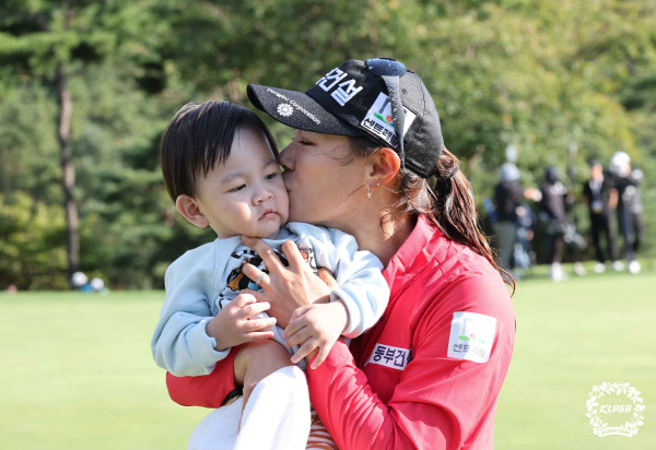 아들과 함께 우승 기념 사진을 찍은 박주영(오른쪽). KLPGA 투어 제공